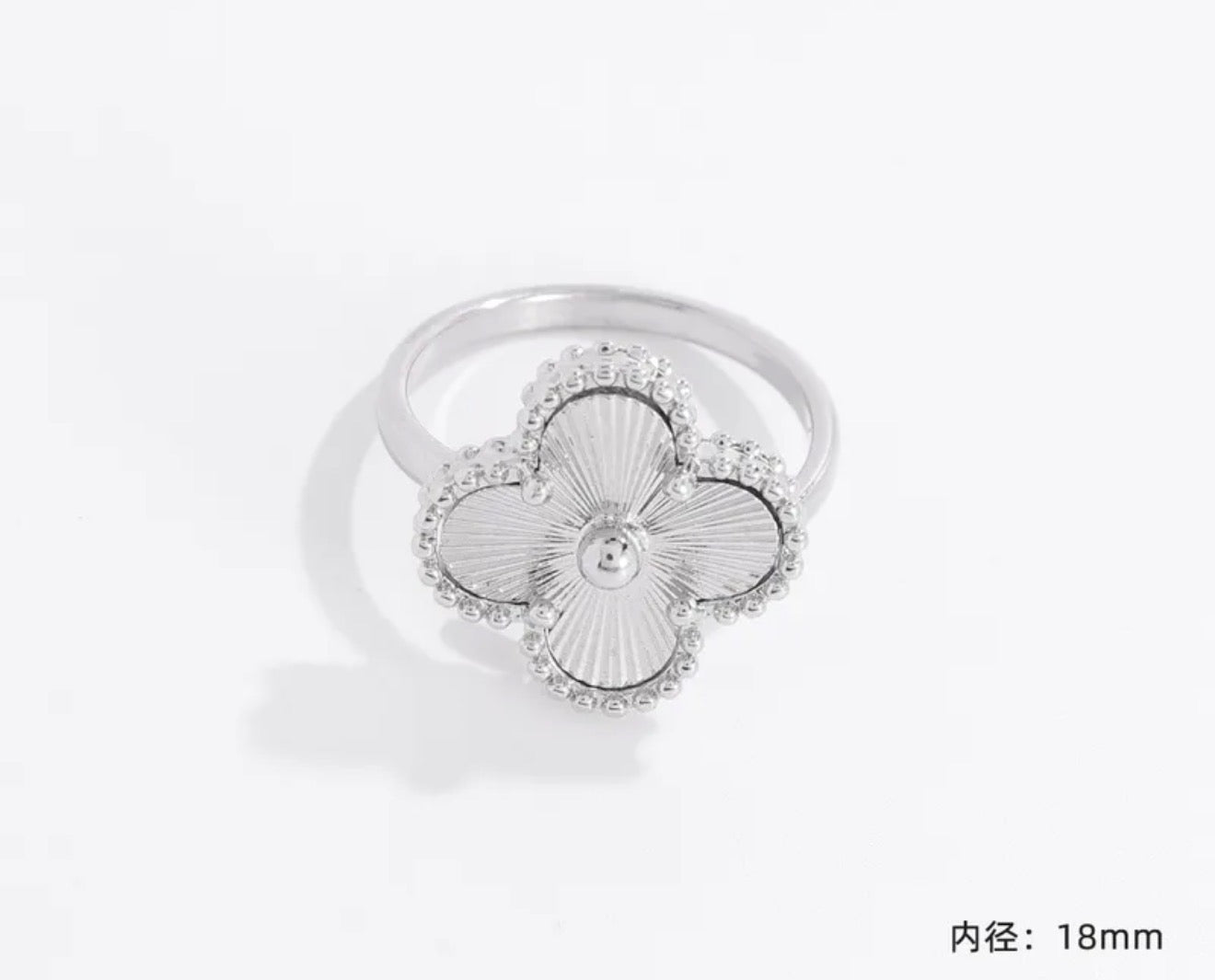 Clover ring ajustable.