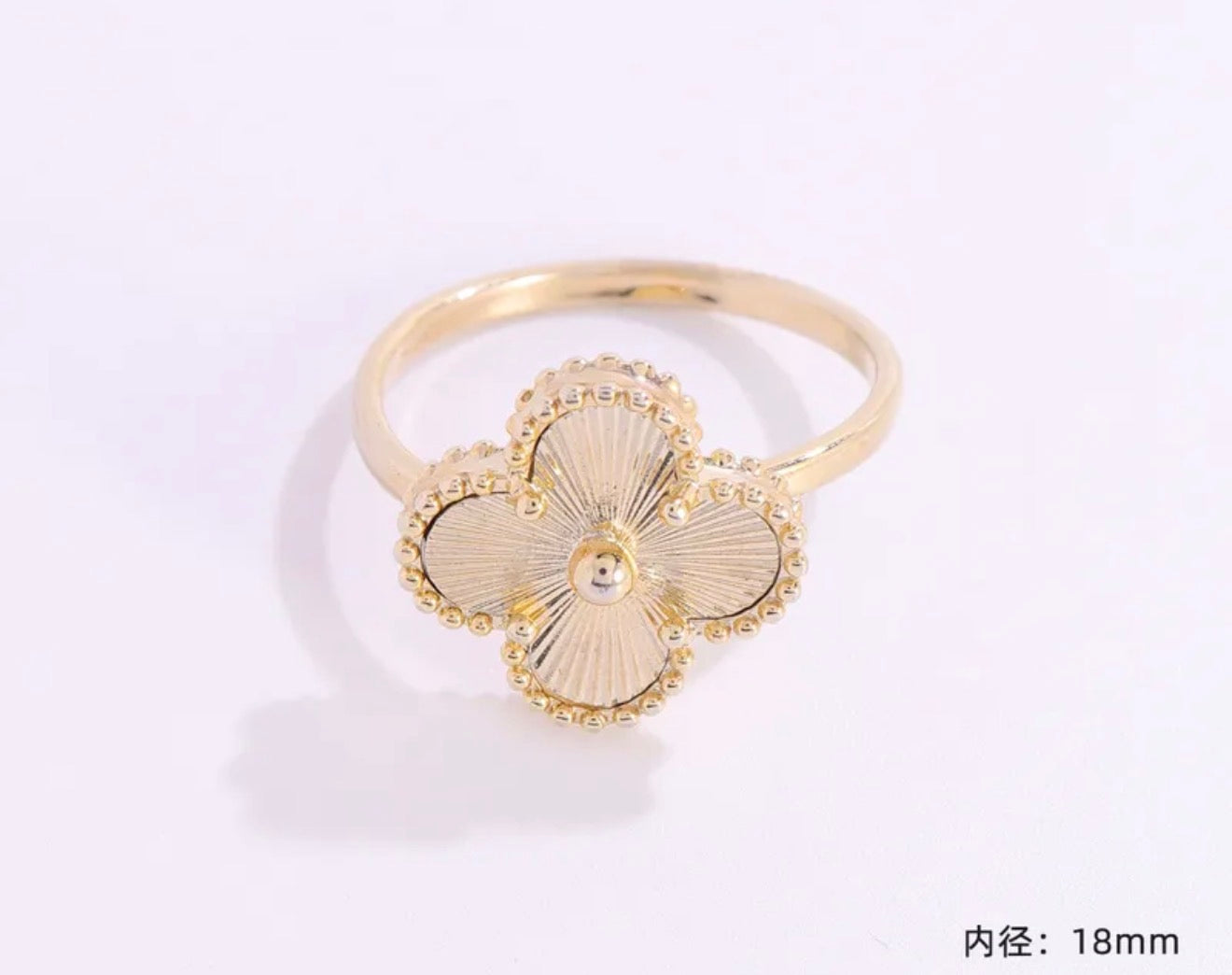 Clover ring ajustable.