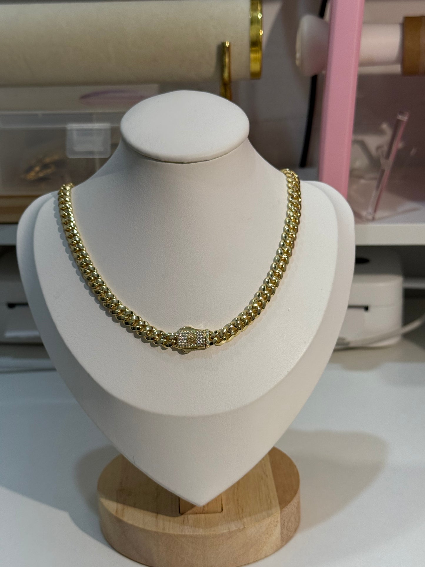 Baby Mónaco Cuban shain