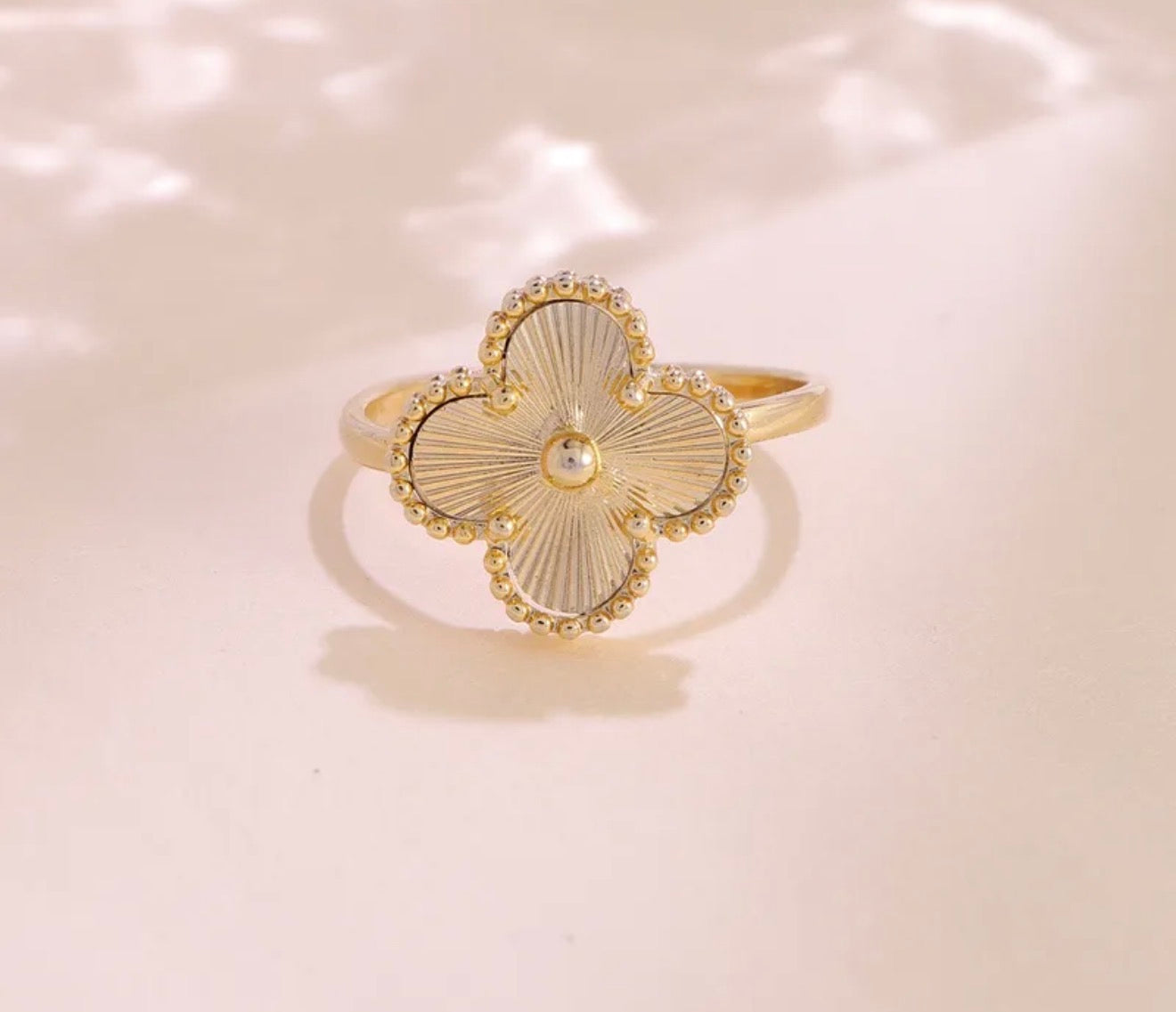 Clover ring ajustable.