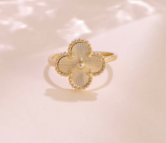 Clover ring ajustable.