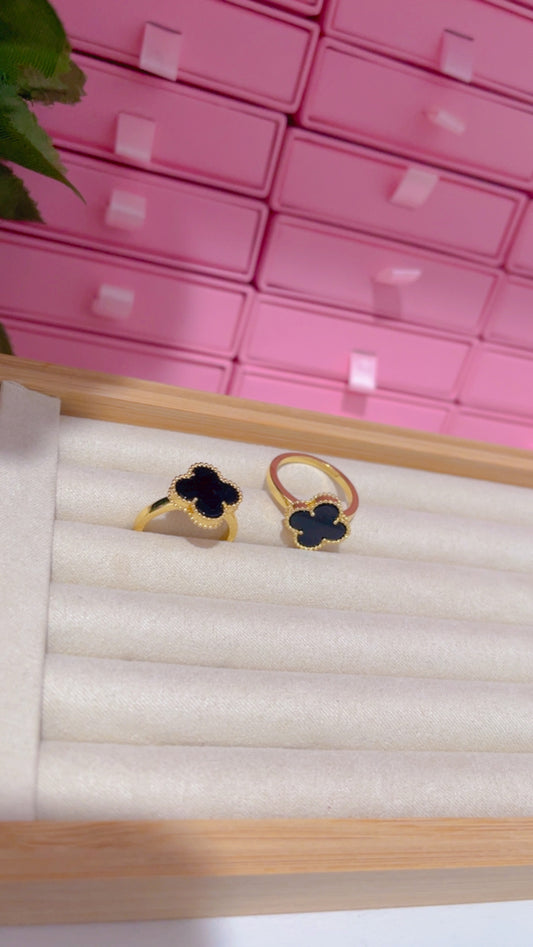 Clover black ring