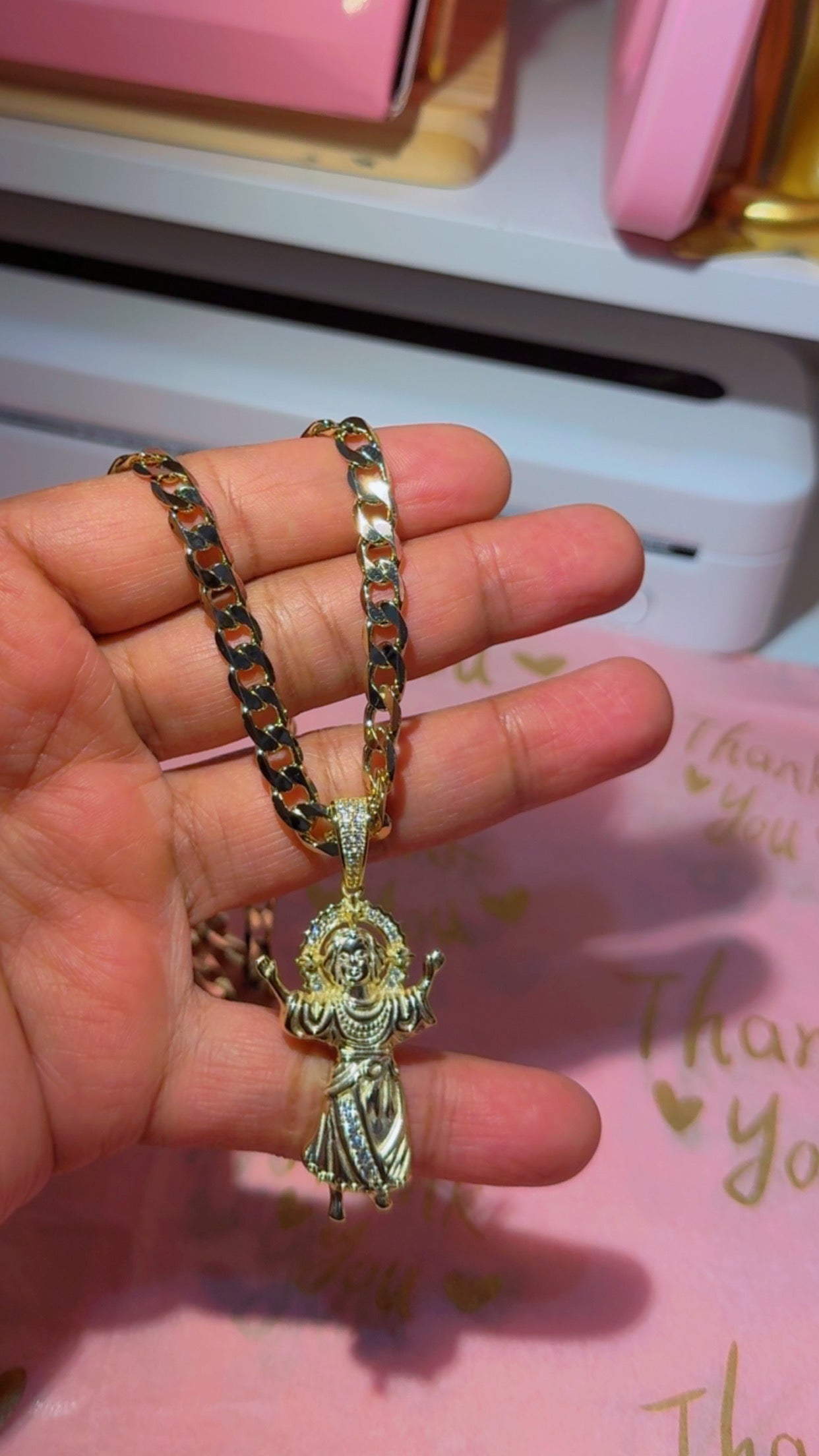 Men- large necklace.