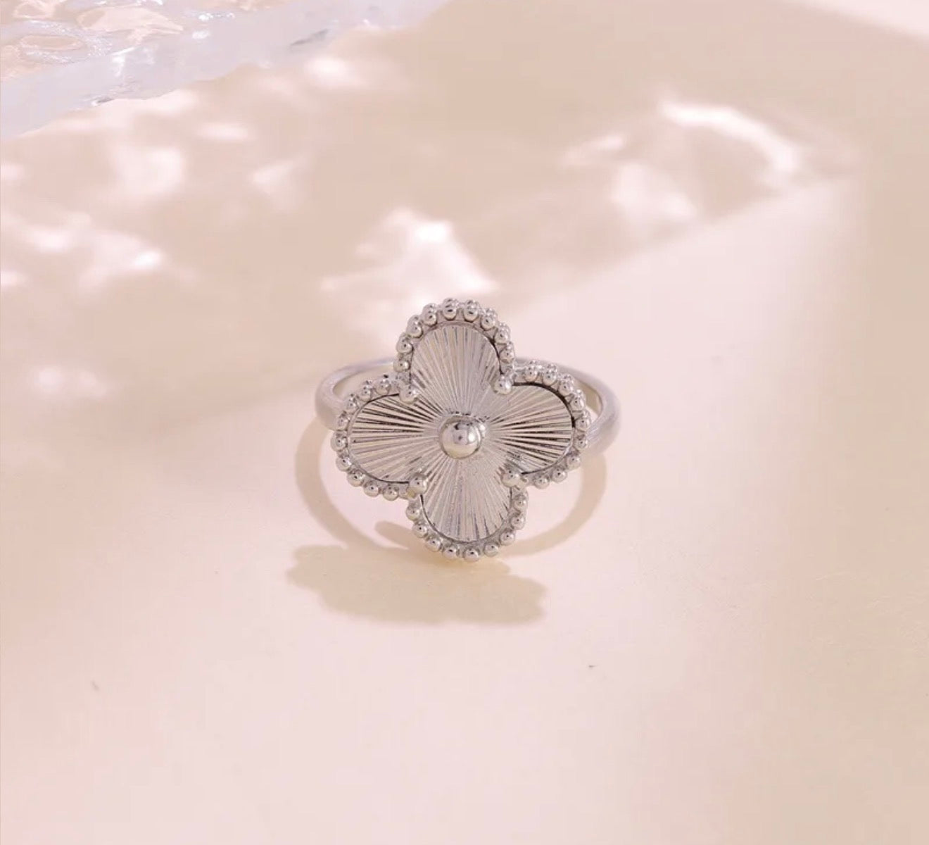 Clover ring ajustable.