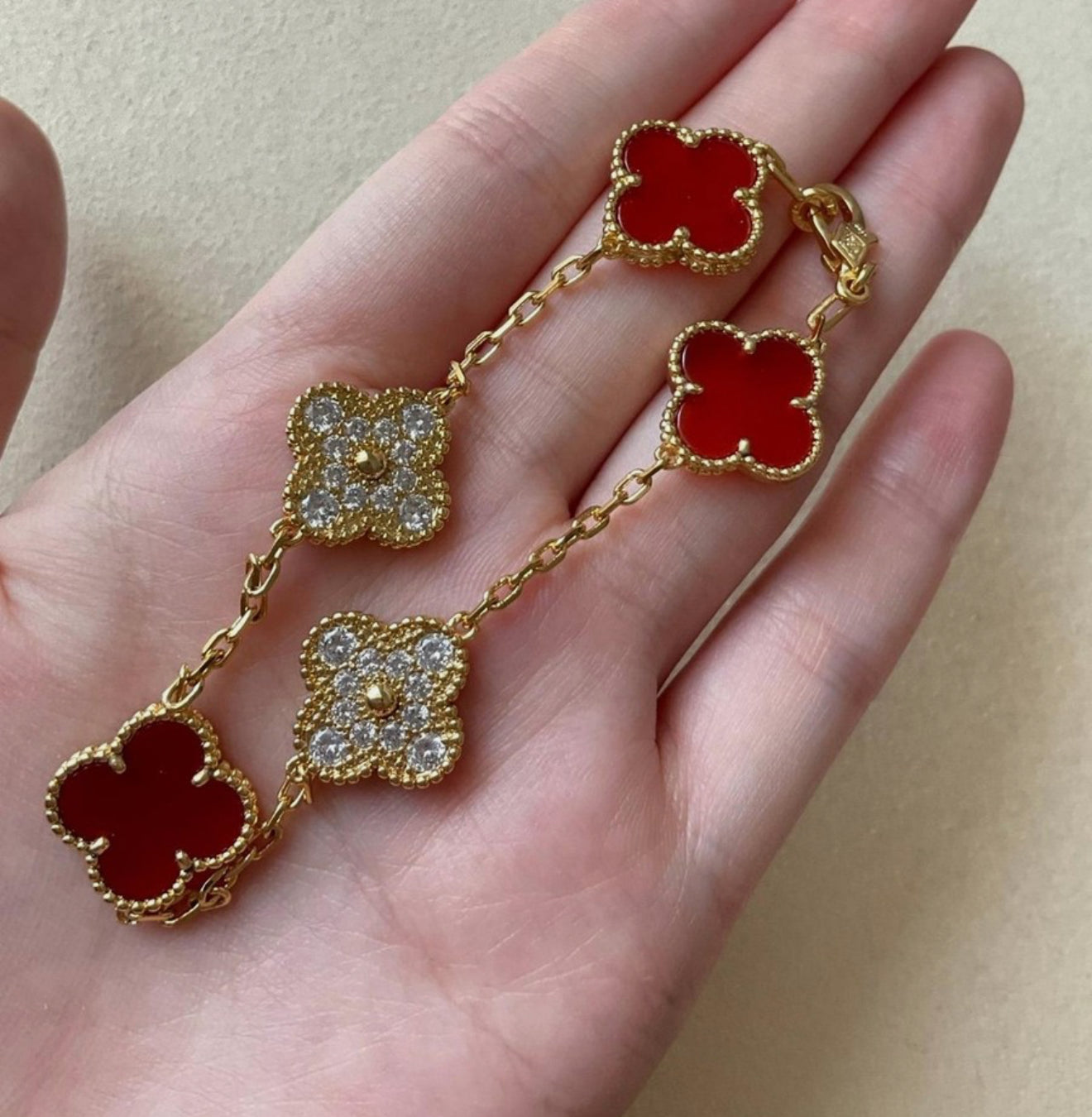 Clover red cristal. Logo