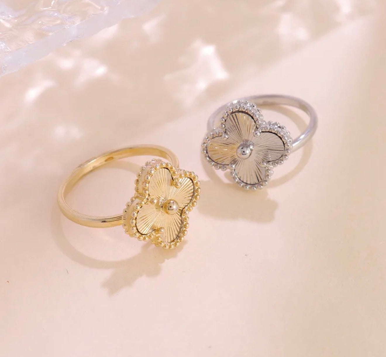 Clover ring ajustable.