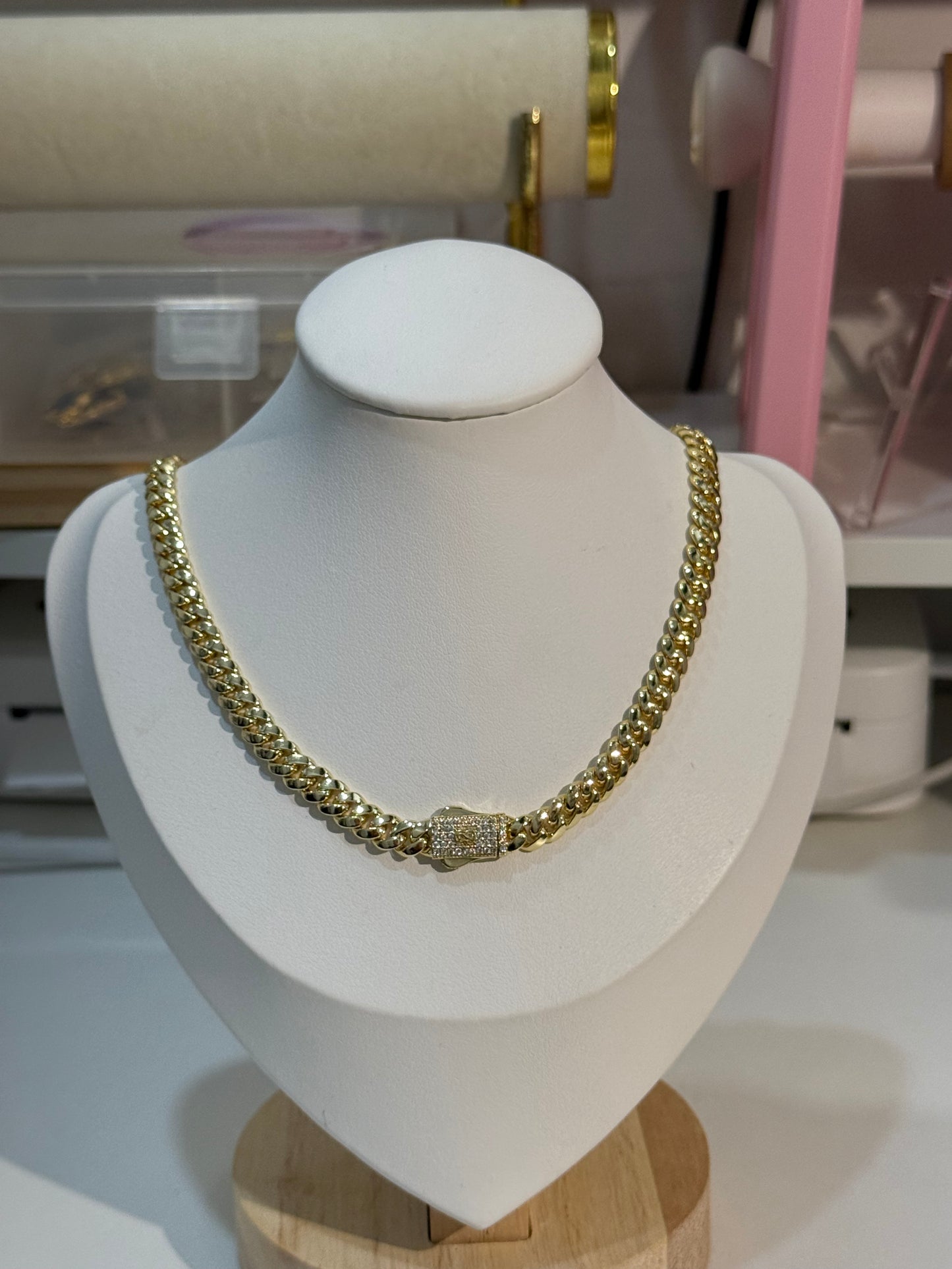 Baby Mónaco Cuban shain